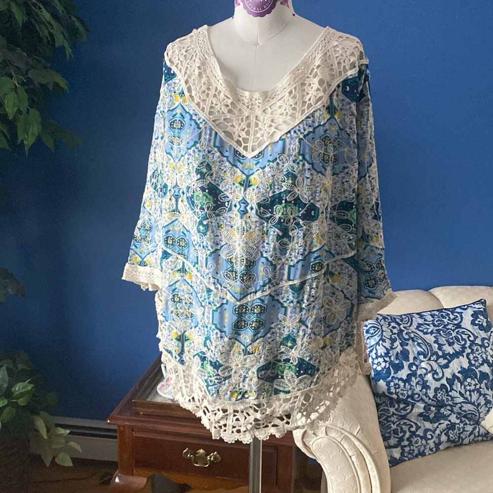 ❤️🤍💙 Lace and Embroidered Quilted Look Blouse